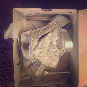 Silver pumps